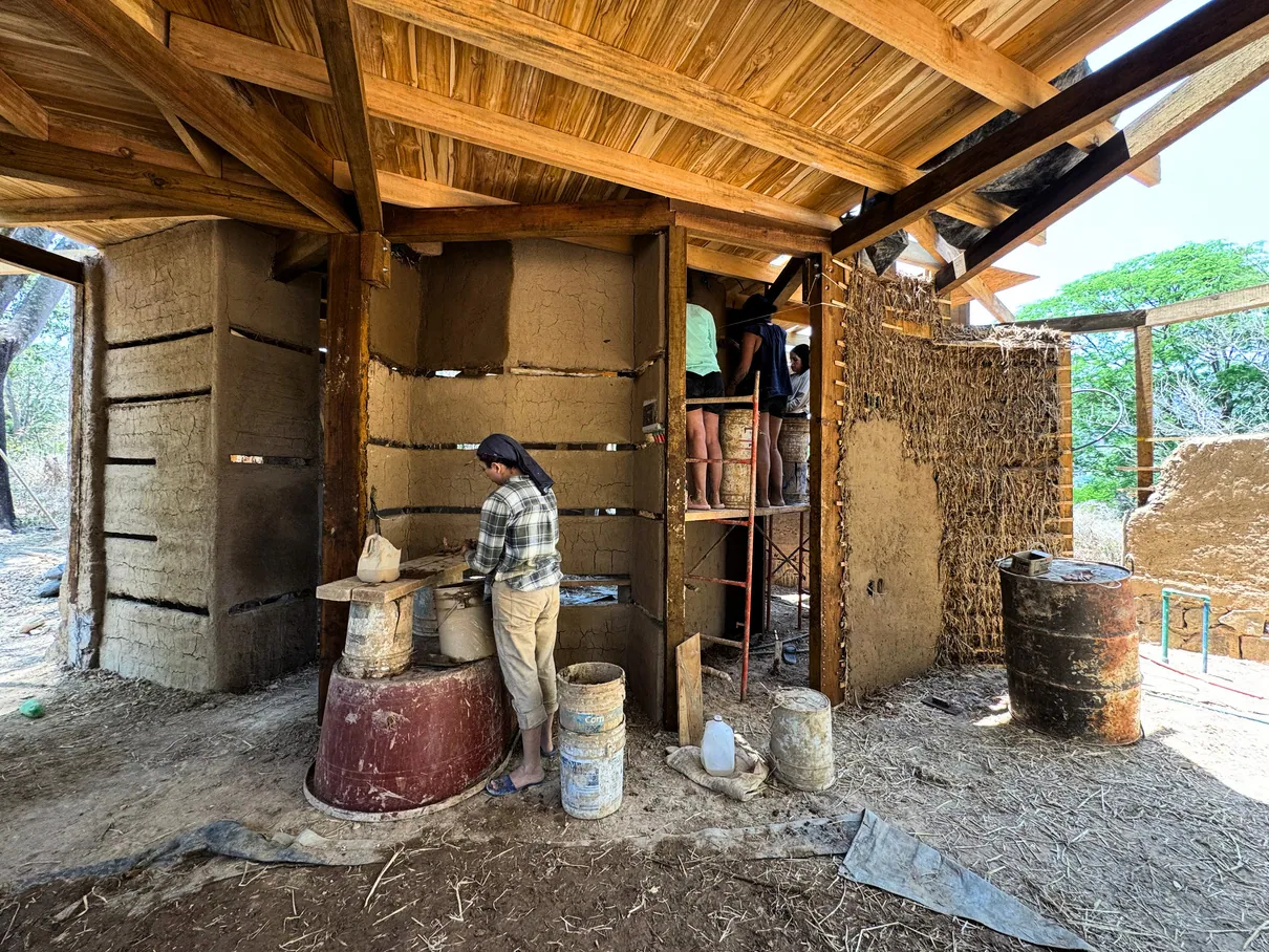 Construcción de una casa con muros de tierra